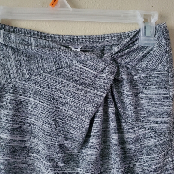 Fabletics Space Gray Leona Mini Skirt Knot Detail Size Small - Picture 4 of 4
